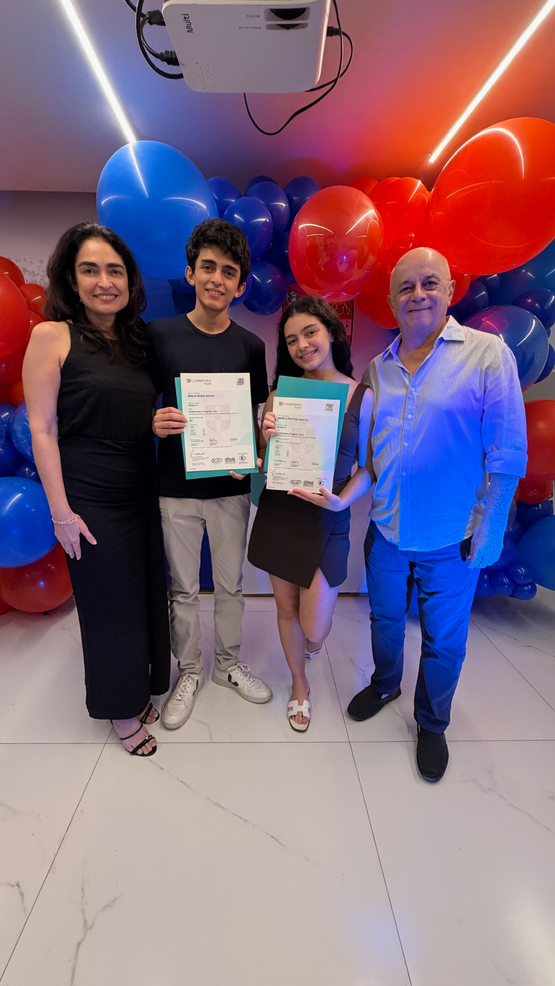 Irmãos com certificados Cambridge