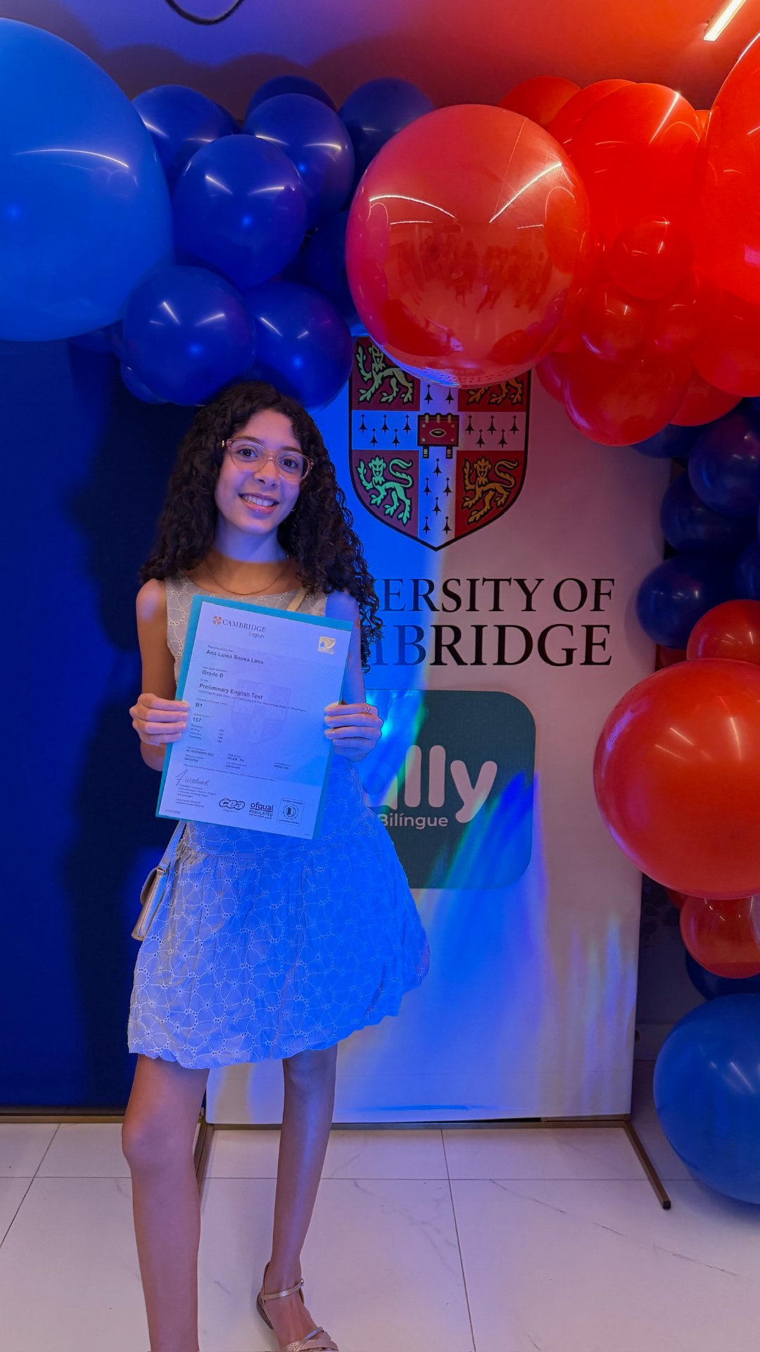 Aluna com certificado Cambridge