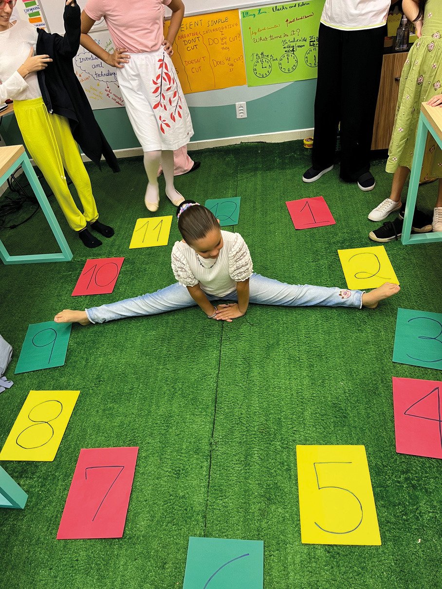 Aluna em atividade lúdica de números na escola