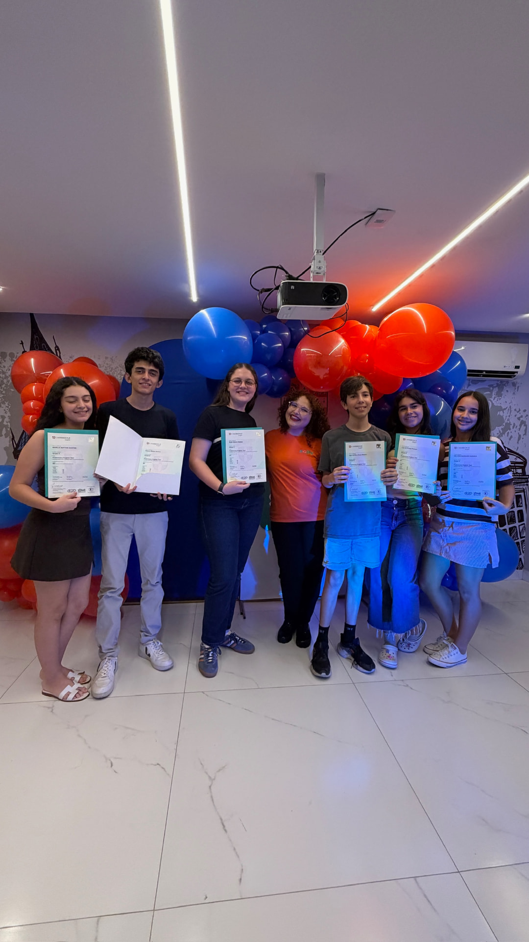 Turma de alunos certificados pela Cambridge