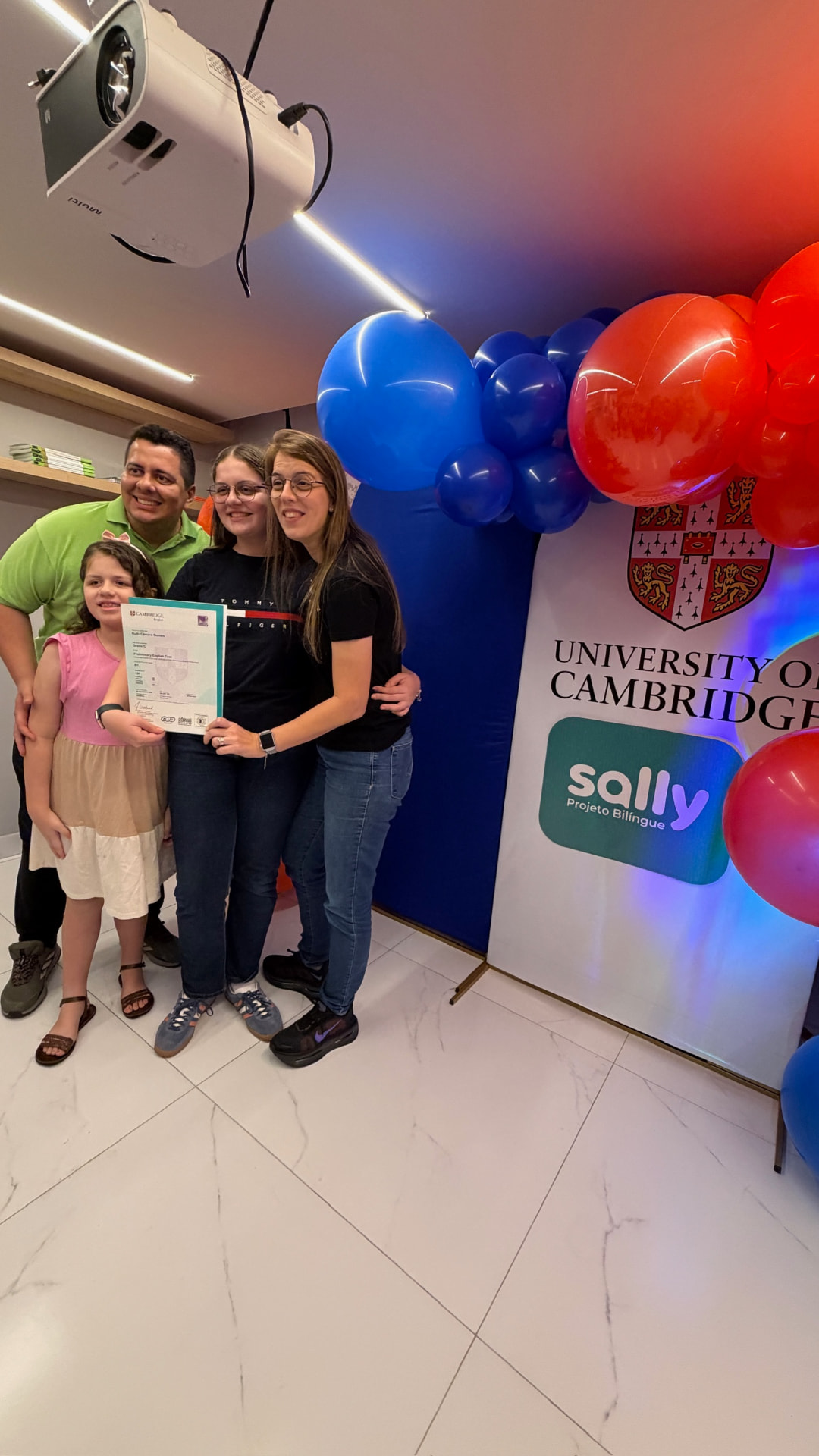 Família com aluna certificada Cambridge